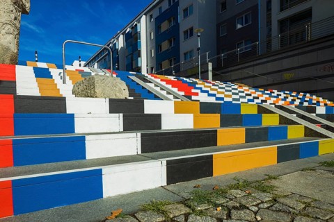 The staircase was designed by the Chemnitz initiative Die Buntmacher*innen. They won a prize for