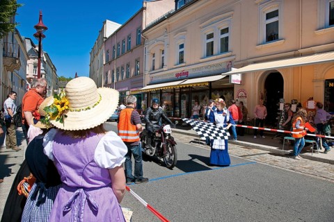 Sebnitz, town festival with classic car rally. The new flower girl Tina Häntzschel starts the