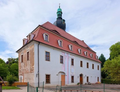 Old and new Hof Castle in Naundorf