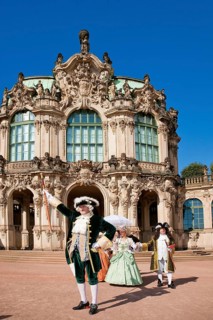 Baroque performers in the Zwinger, the tradition of past festivities and court ceremonies at the