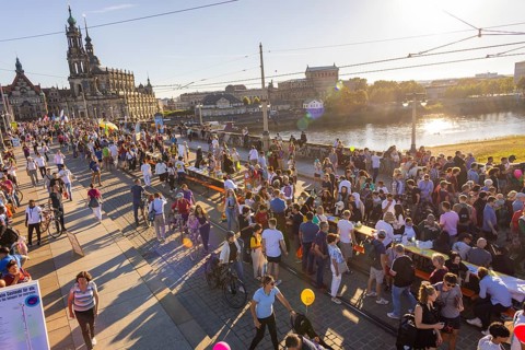 Dresden eats colourfully on Augustusbrücke and Schlossplatz. The motto of this year's banquet is