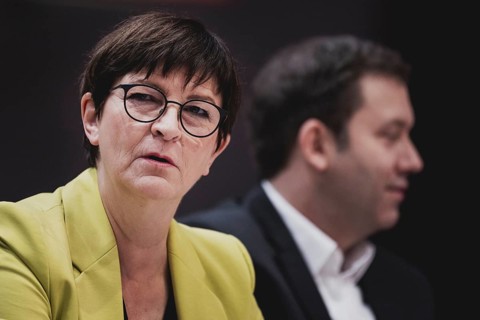 (L-R) Saskia Esken, Bundesvorsitzender der SPD, und Lars Klingbeil, SPD-Parteivorsitzender,