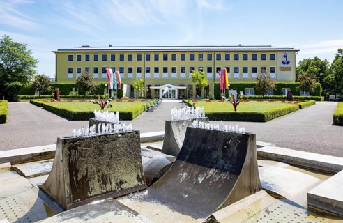 Fountain in the spa gardens in front of the Europa Therme, Bad Füssing, Lower Bavaria, Bavaria,