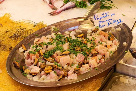 Stainless steel plate with seafood mix, close, sign, markets, open air, Palermo, capital, Sicily,