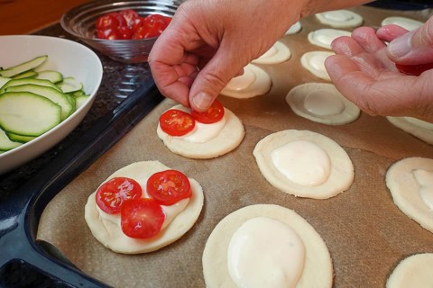 Swabian cuisine, preparation of mini dinnete, also dennete, dinnede, dennetle, hearty, salty, raw