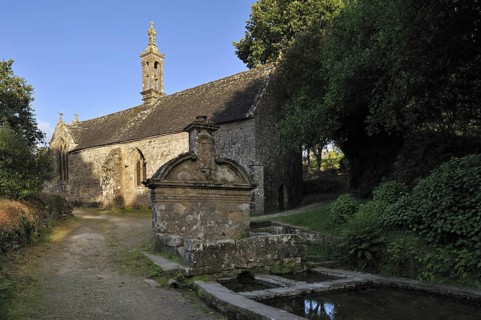 Fountain and Notre-Dame-de-Bonne-Nouvelle chapel at Locronan, Finistère, Brittany, France, Europe