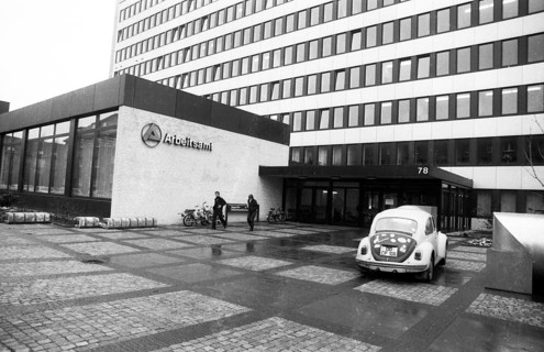 There was a big crowd of unemployed people at the job centre in Dortmund on 23 January 1980. Labour
