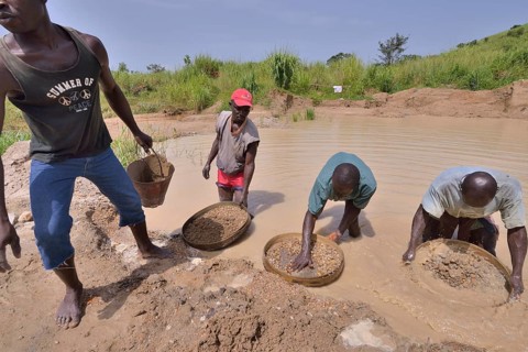 Diamond hunters searching for diamonds in a mine with sieves, near Koidu, Koidu-Sefadu, Kono