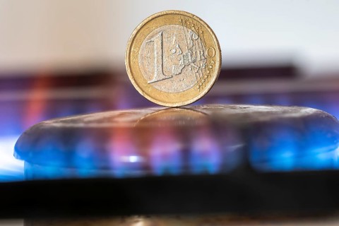 Gas flame, gas, gas price, 1-euro piece, symbolic image, Germany, Europe