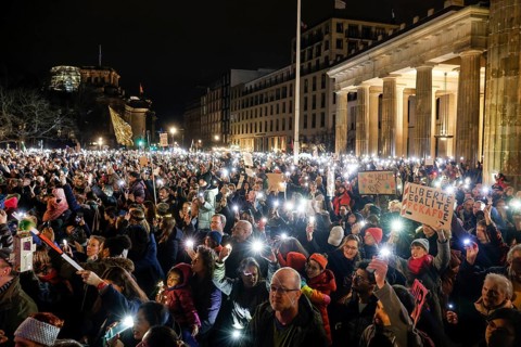 Tens of thousands of people demonstrated against right-wing populism and in favour of democracy at