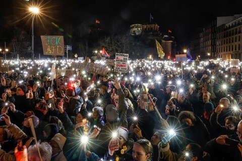 Tens of thousands of people demonstrated against right-wing populism and in favour of democracy at