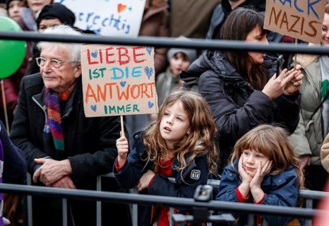 Tens of thousands of people demonstrated against right-wing populism and in favour of democracy at