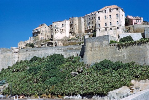 Historische Gebäude am Wasser in der befestigten Zitadellenstadt Calvi, Korsika, Frankreich, Ende