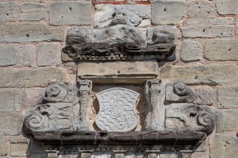 Coat of arms above the entrance to the castle ruins of Hiltpoltstein, around 1220,