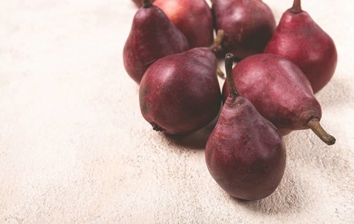 Red pears scattered on the table, barletta pear, selective focus, no people