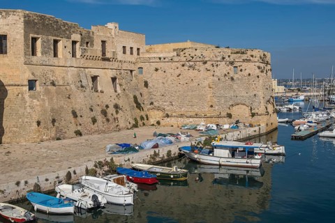 Boats at the Castello di Gallipoli in Gallipoli, Gulf of Taranto, Apulia, Salento, Italy, Europe