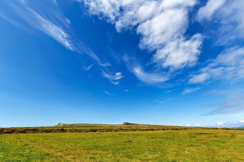 Green meadow, edge of cliff on the horizon, cumulus clouds, cirrus, Kerry Cliffs, panoramic road