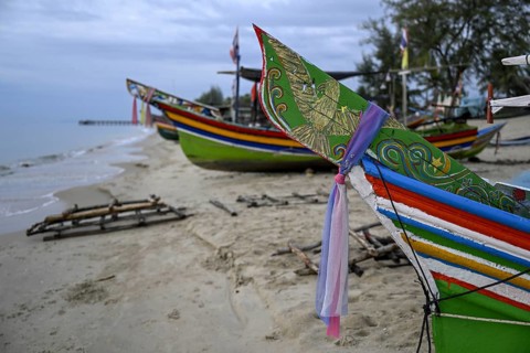 Fishing boats on the beach of Chathing Phra, near Hat Yai, Songkhla province, Thailand, Asia