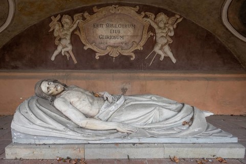 Jesus on the deathbed, sculpture in an outside chapel on the east choir of the late Gothic St