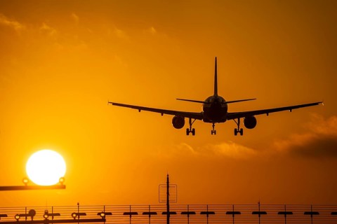 Aircraft approaching the main runway south, 05R/23L, runway lighting, approach aids, at Düsseldorf