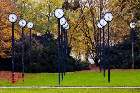 Artwork Time field, 24 synchronised station clocks, Artist Klaus Rinke, Time changeover,