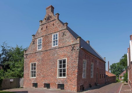 Rentmeisterhaus, Uttum, a district of the East Frisian municipality of Krummhörn. The single-storey