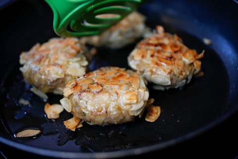 Swabian cuisine, meatballs wrapped in almonds, mixed minced meat, frying meatballs in fat, pan,