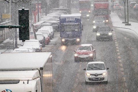 Winter weather, heavy snowfall, city centre traffic, Alfredstraße, B224, in Essen, North