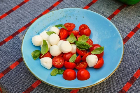Italian cuisine, Mediterranean cuisine, mozzarella, basil, cherry tomatoes, cocktail tomatoes,