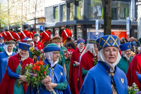 Parade of historically costumed guild members, Fraumünster Women's Guild Society, Sechseläuten or