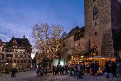 Albrecht Dürer House with tree of lights in the evening at Christmas time, Tiergärtnertorplatz,