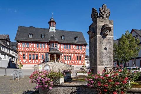 Historic town hall, Renaissance half-timbered house, fountain for fallen soldiers of the 1st World