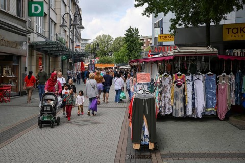 Bottrop, North Rhine-Westphalia, Germany, Many people out and about on market day in the city