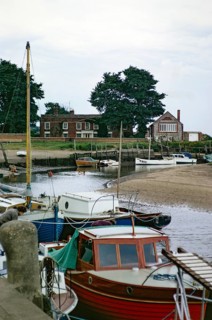 Boote am Liegeplatz am Kai, Blakeney Norfolk, England, UK, Juli 1970