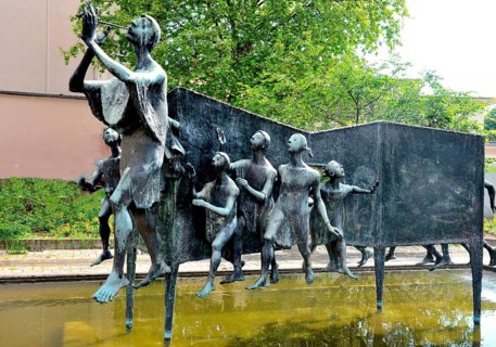 Statue of Rattenfaenger of Hameln, Lower Saxony, Niedersachsen, Germany, Europe
