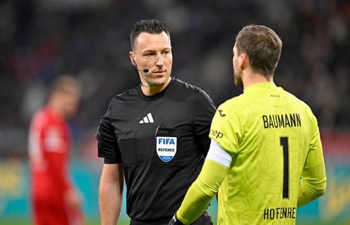 Referee Sven Jablonski in discussion with goalkeeper Oliver Baumann TSG 1899 Hoffenheim (01)