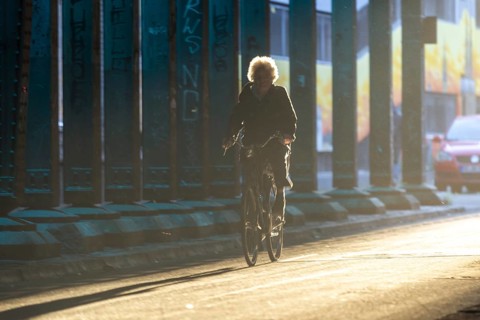 Cyclists in oblique sunlight in November, poor visibility, danger of glare, cycle lane, cyclists