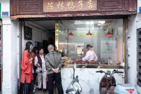 Lin Shu Xiang buys Nanjing Salt Duck and grilled duck for dinner at Chen Lin Duck Store, Diao Yu