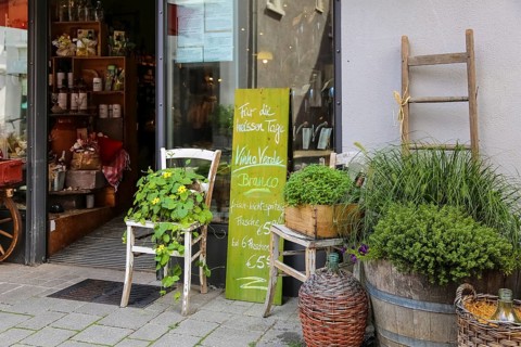 Sign in front of shop, wine shop, retail, shopping, Mediterranean atmosphere, writing, For the hot