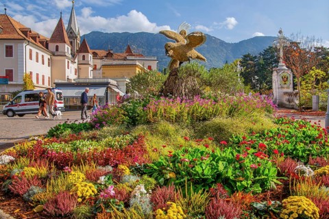 Flower border on the spa promenade in autumn, Merano, Burggrafenamt, Adige Valley, South Tyrol,