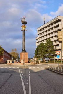 Granite column with metal sculpture of Störtebeker's cog, roundabout between Borstelmannsweg and