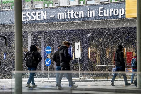 Winter weather, heavy snowfall, city centre traffic, passers-by in the snow, Essen Central Station,