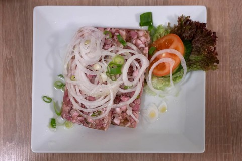 Brawn with onions served in a Franconian pub, Bavaria, Germany, Europe
