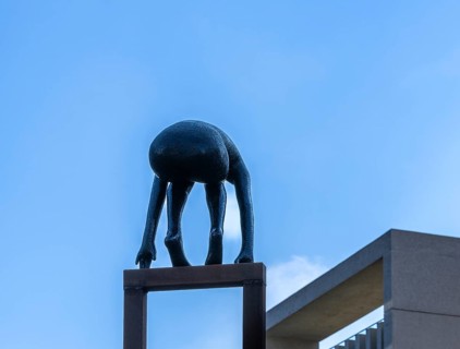 Change of Directions by Maria Miesenberger, group of figures in front of the entrance to the Nordic