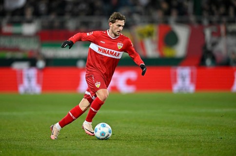 Jacob Bruun Larsen VfB Stuttgart (25) Action on the ball WWK Arena, Augsburg, Bavaria, Germany,