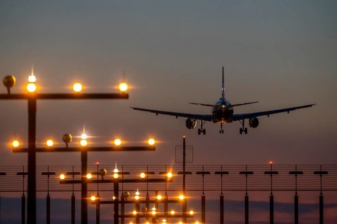 Aircraft approaching the main runway south, 05R/23L, runway lighting, approach aids, at Düsseldorf