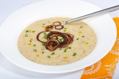 Swabian cuisine, green spelt soup, healthy, vegetarian, regional, soup served in soup plates,