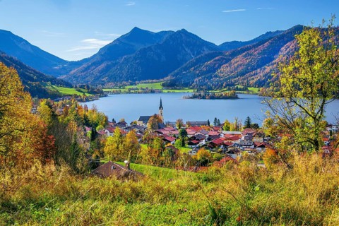 Panorama of the village and lake with the parish church of St. Sixtus and the Brecherspitz 1683m in