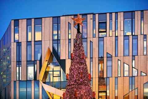Christmas tree in front of the modern façade of the Koe-Bogen by architect Daniel Libeskind,