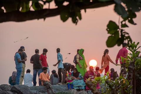 Children, couples and families at sunset, Fort Cochin, Kochi, Kerala, South India, India, Asia